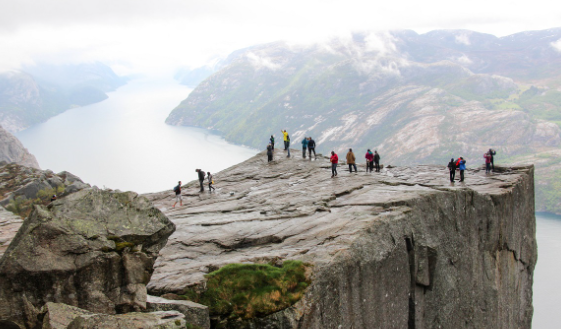 Le-Preikestolen-(-ou-Pulpit-Rock-en-anglais),-cette-belle-randonnée-vers-le-ciel?