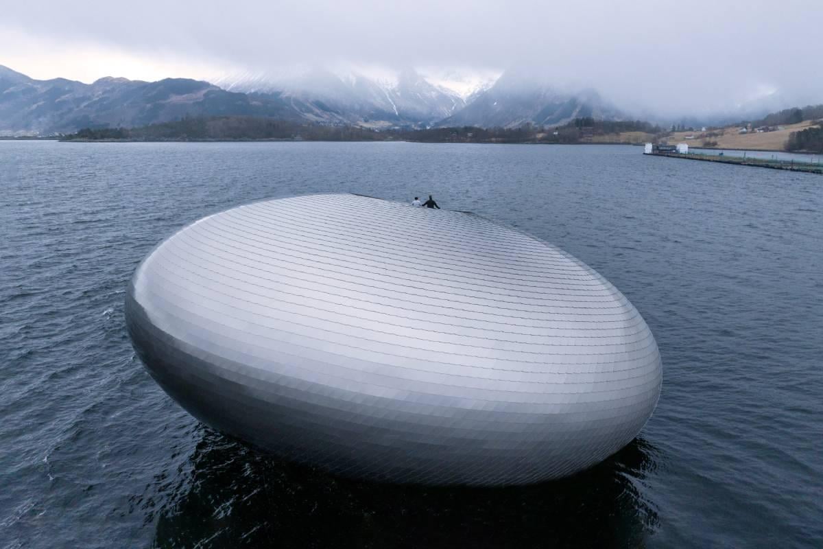 Un-restaurant-flottant-dans-un-fjord-norvégien